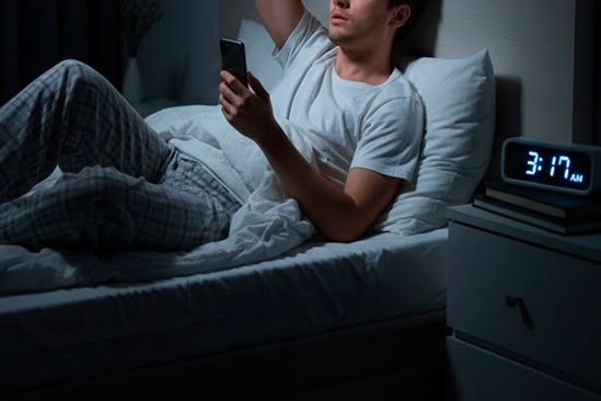 Мужчина не может уснуть